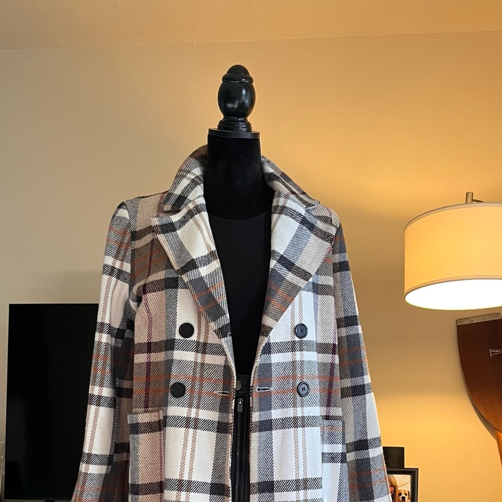 Getting ready for fall ? This oversized coat is perfect for layering. Size S.